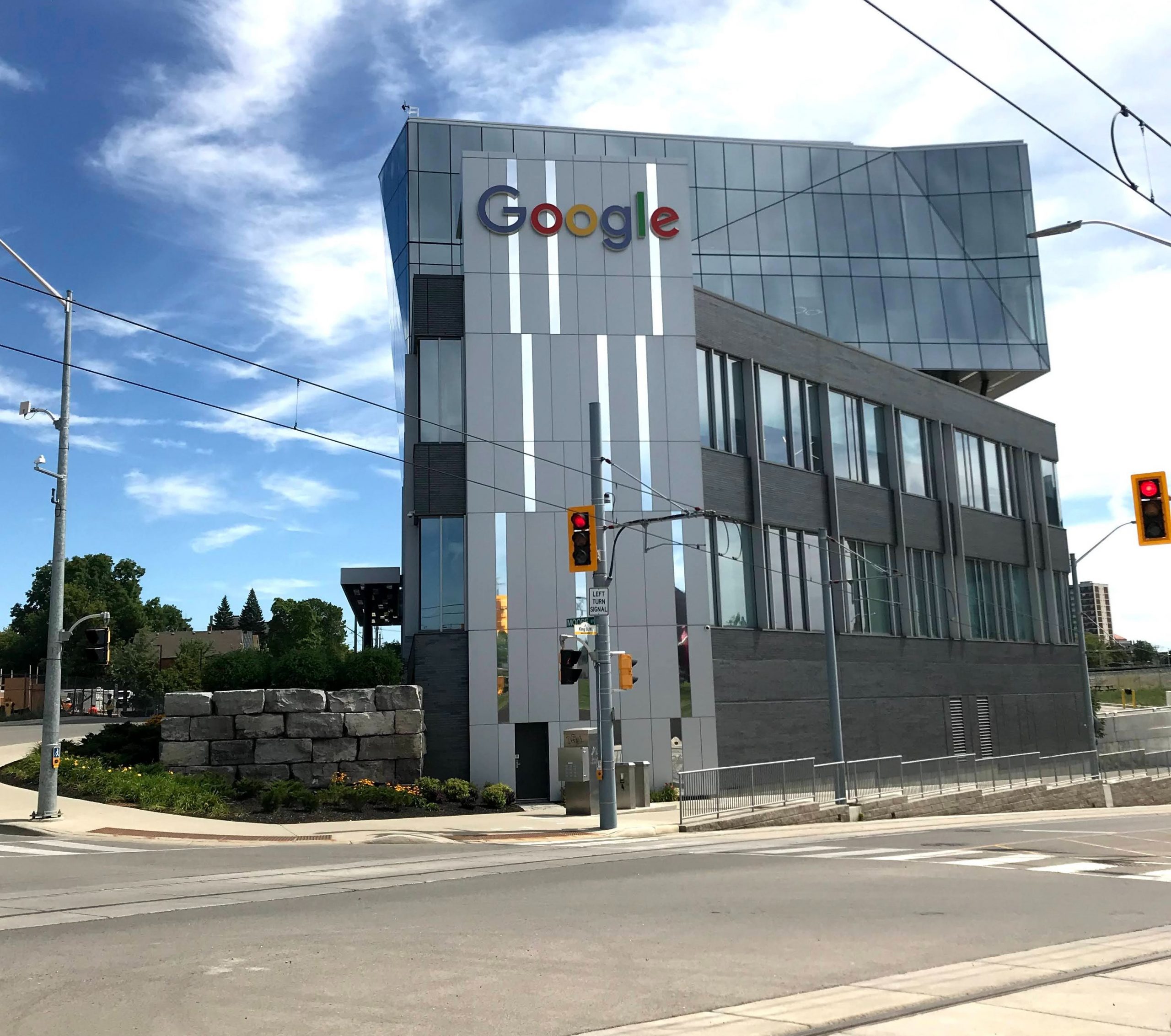 Gugl otpustio hiljadu zaposlenih - podelio otkaze u različitim sektorima
