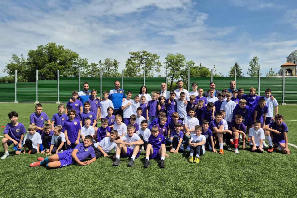 Praznik fudbala i šaha na stadionu RFK Grafičar: Veliki broj dece uživao u jedinstvenoj sportskoj manifestaciji "Dva sveta, jedna igra"