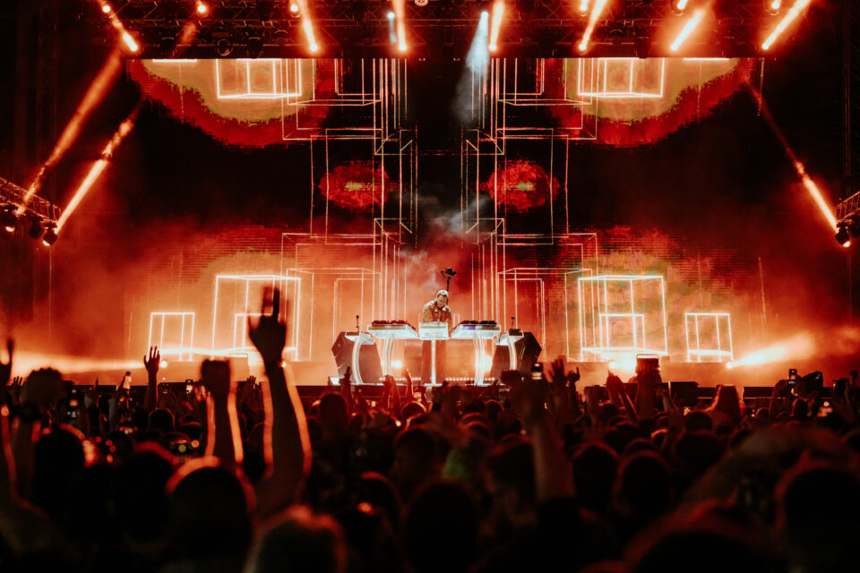 40.000 ljudi u tišini 16 minuta u znak solidarnosti! EXIT poslao snažnu poruku: „Vi ste generacija koja menja svet!” Večeras stižu The Prodigy, HS82, Eric Prydz, Lorenzo Raganzini b2b Paolo Ferrara i mnogi drugi