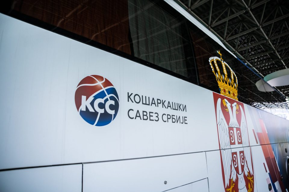 Košarkaši Srbije dobili autobus u bojama nacije