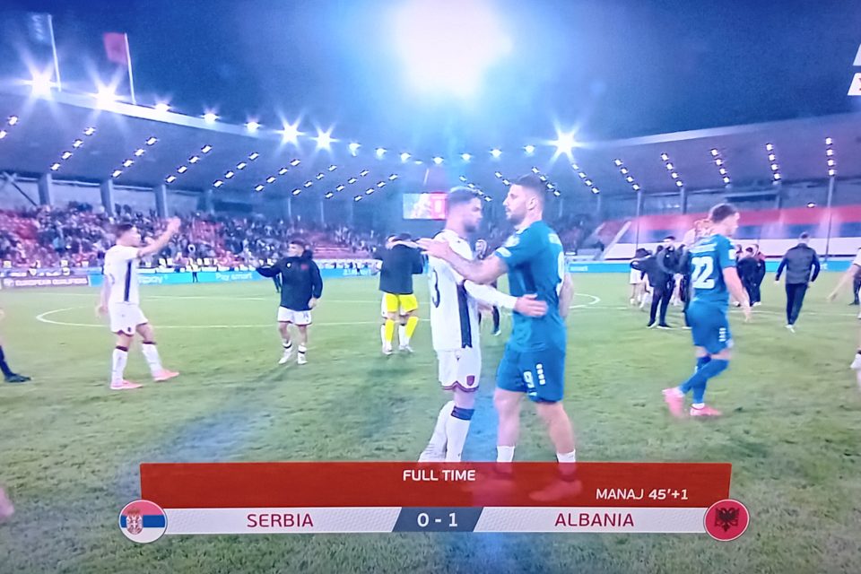Albanija slavi, Srbija u problemu