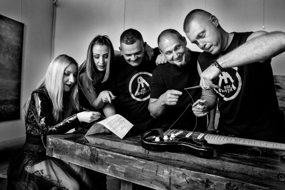 Rok Apoteka novim spotom „Ne podiži zidove“ uvodi publiku u svet gde se stvarnost sudara sa fantazijom