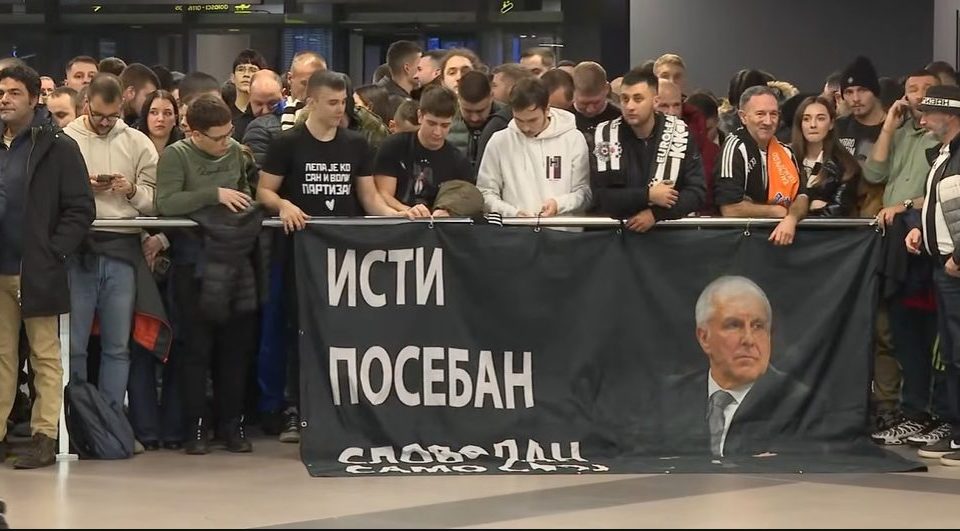 Navijači priredili doček Obradoviću na aerodromu