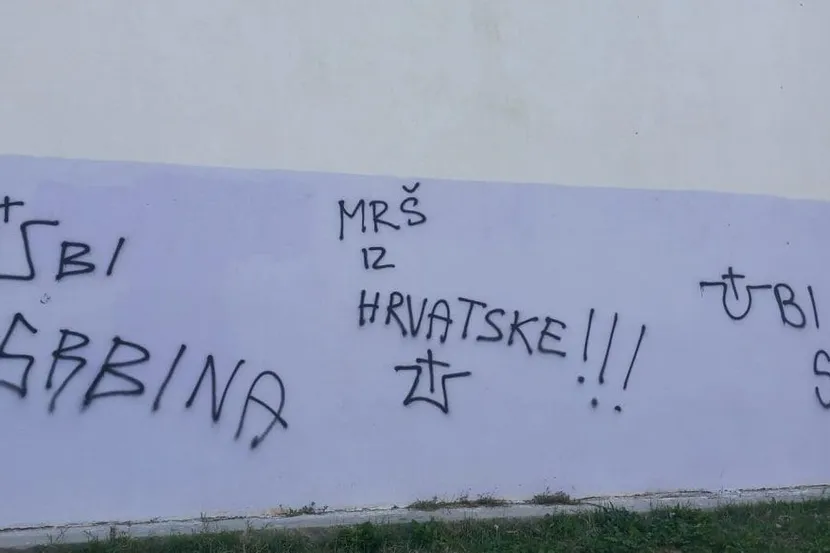 Grafiti "Ubij Srbina" i "Mrš iz Hrvatske" na zgradi škole u Plokitama