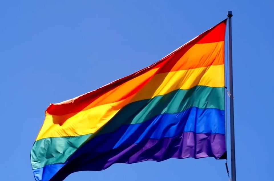 meč Irana i Egipta obojen duginim bojama