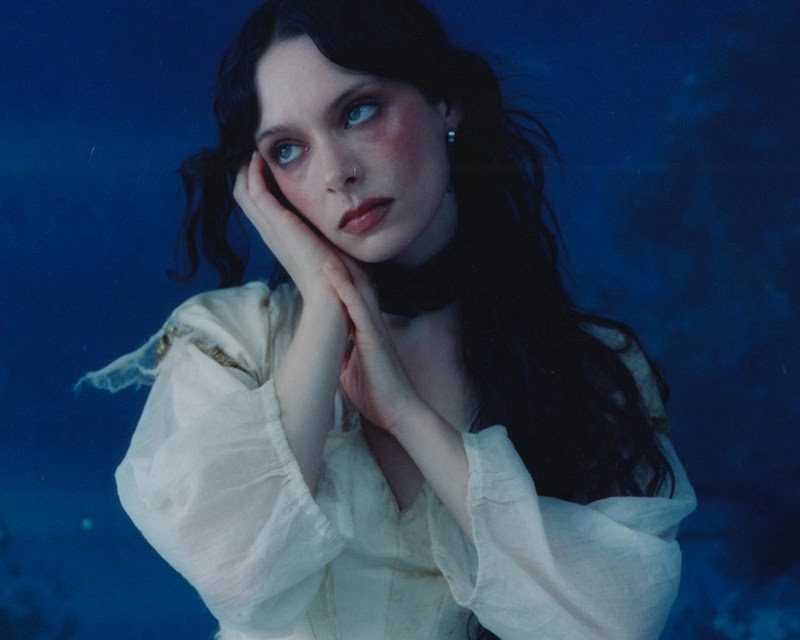 Holly Humberstone novim singlom „To Love Somebody“ najavljuje drugi album „Cruel World“ koji izlazi 10. aprila