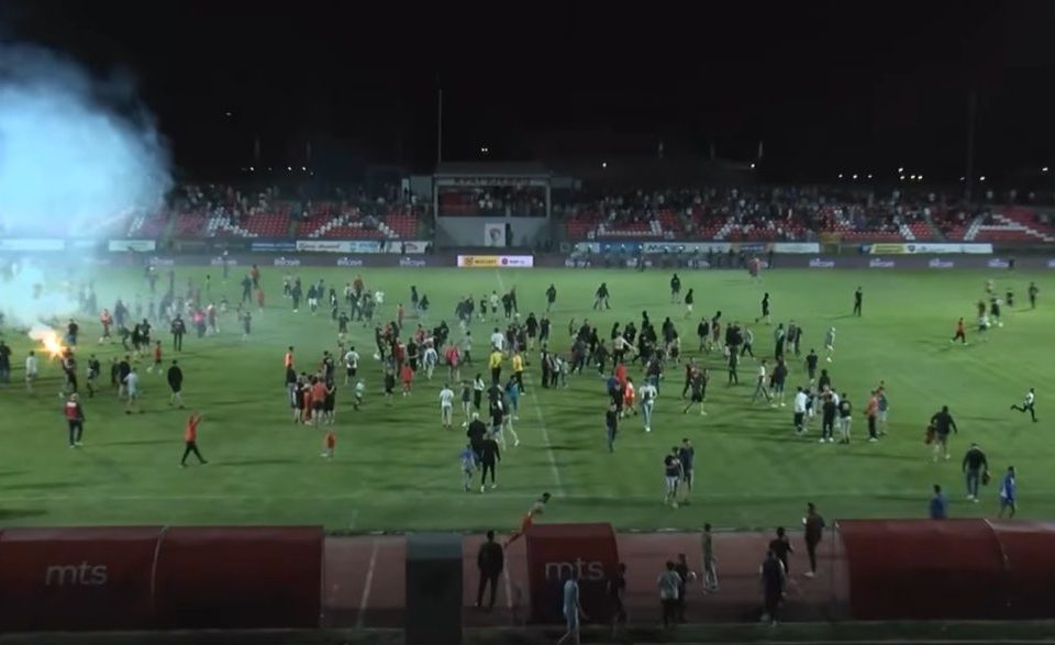 Huligani upali na teren i napali igrače Radničkog